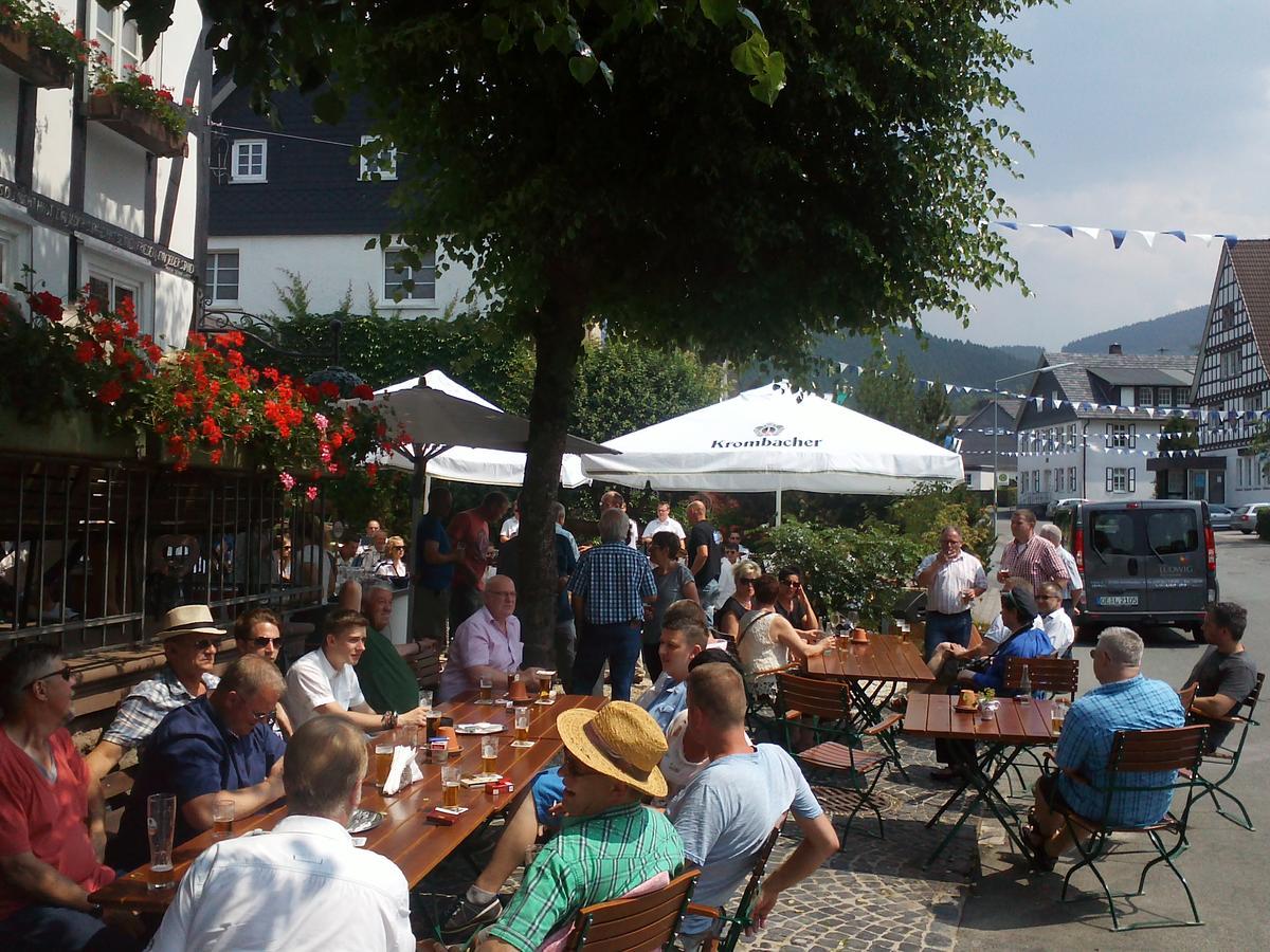 Hotel Gasthof Zu Den Linden Oberhundem Exterior photo